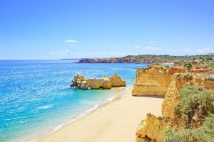 Der Praia da Rocha bei Portimao an der Algarve in Portugal
